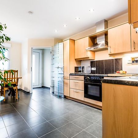 Design Apartment In Koeln Mit Terrasse Bagian luar foto
